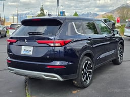 2024 Mitsubishi Outlander thumbnail 3