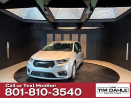 2024 Chrysler Pacifica thumbnail 1