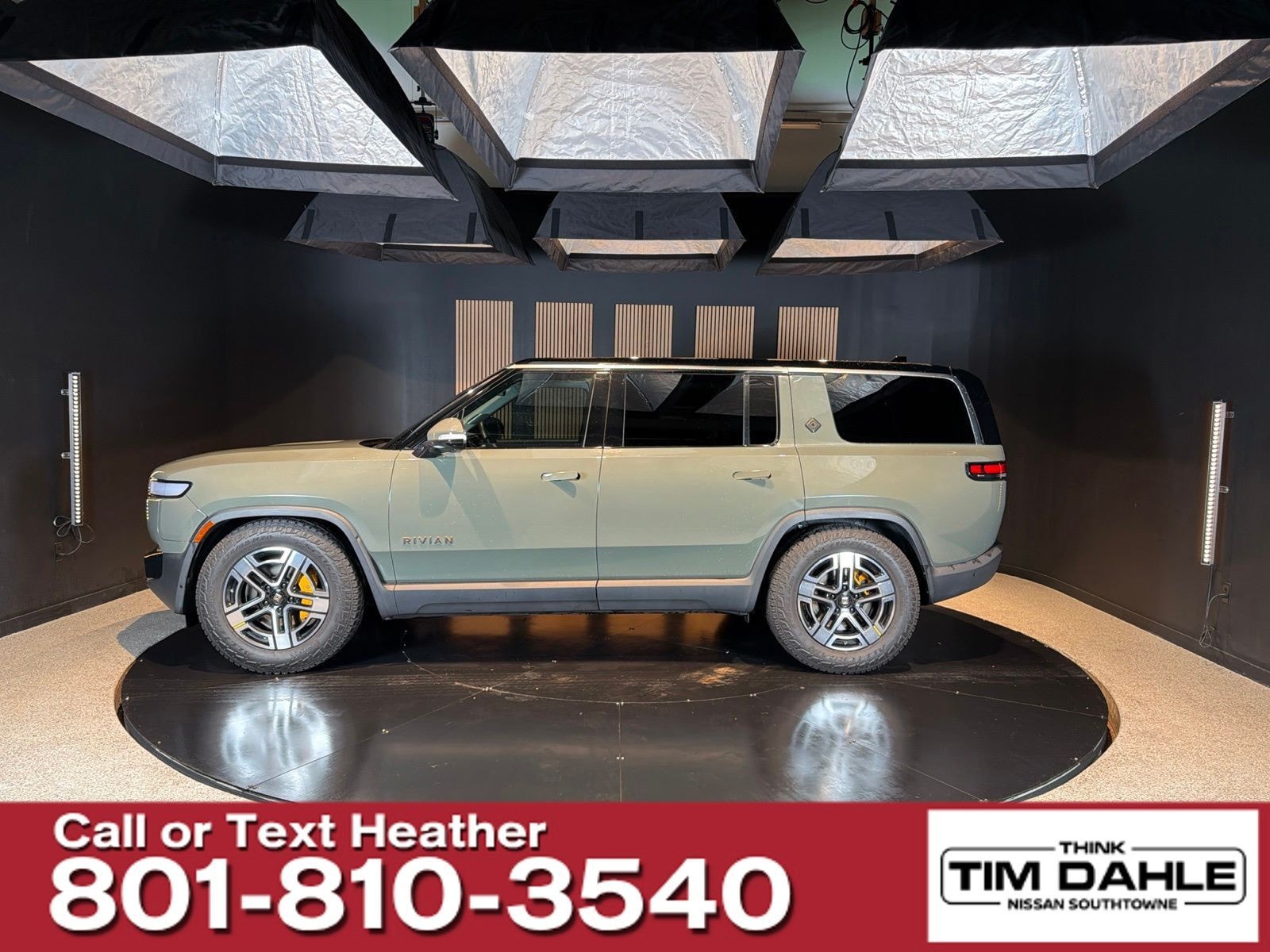 2023 Rivian R1S - Image 2
