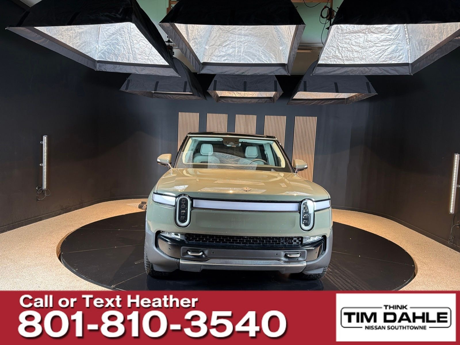 2023 Rivian R1S - Image 8