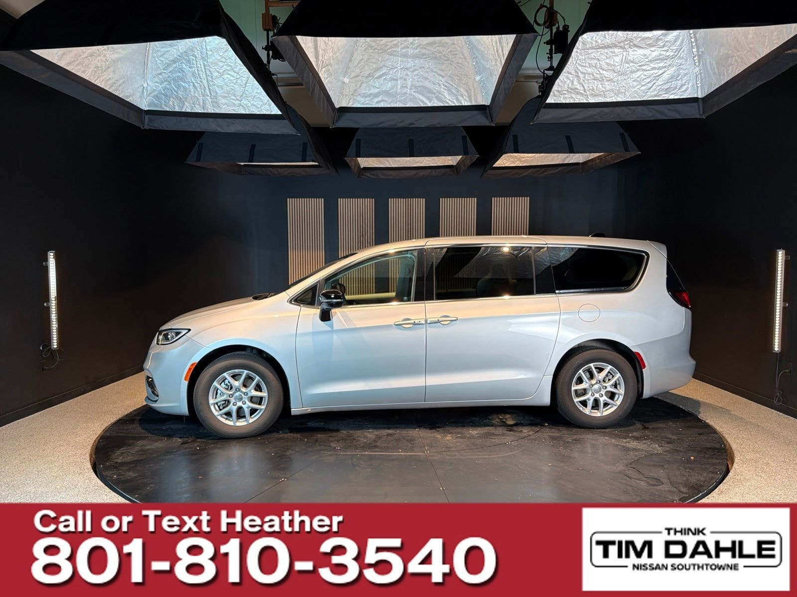 2024 Chrysler Pacifica - Image 2